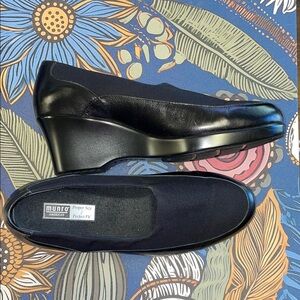Munro Sleek Black Wedge Loafers 7W Like New!